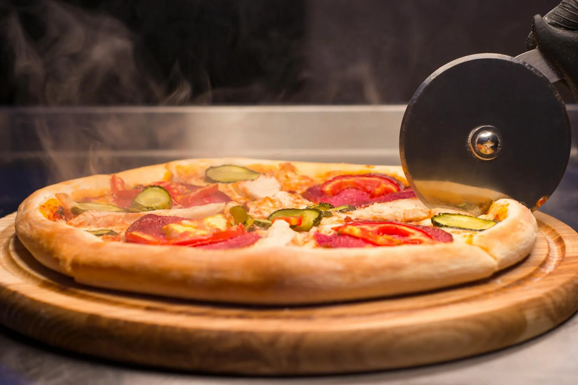 Dampfende Pizza frisch aus dem Ofen